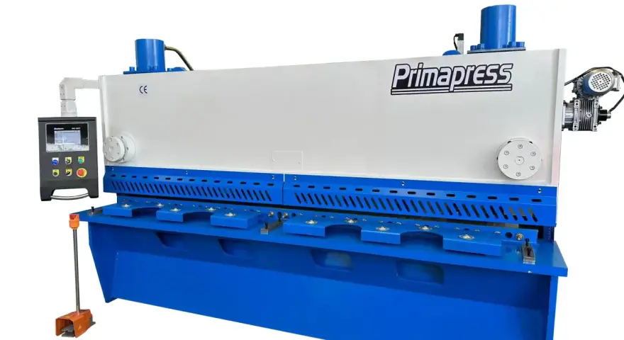 Máquina industrial Primapress, una cizalla hidráulica de metal con panel de control y pedal.
