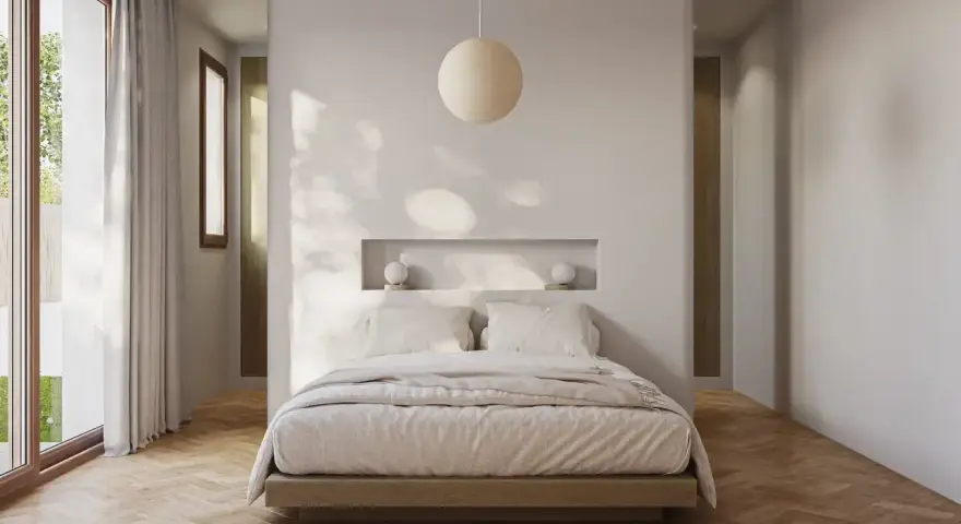 Acogedora habitación pequeña con cama baja, nicho empotrado con lámparas y gran ventanal.