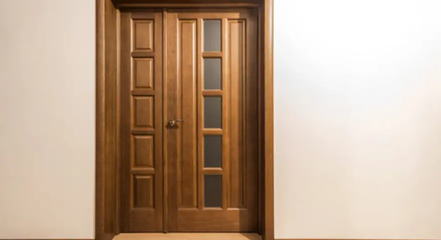 Puertas dobles de madera con paneles y vidrio, perfectas para inspirarte sobre como elegir el color de las puertas de interior.