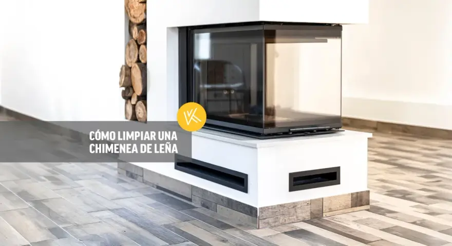 Guía visual para saber como limpiar una chimenea de leña. Chimenea moderna con leña apilada y cristal.