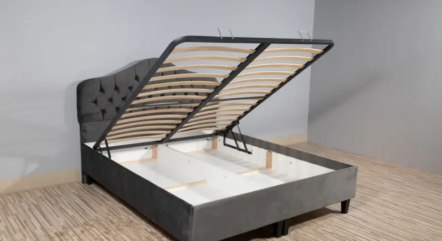 Cama canapé gris con somier abatible, ideal para almacenar.