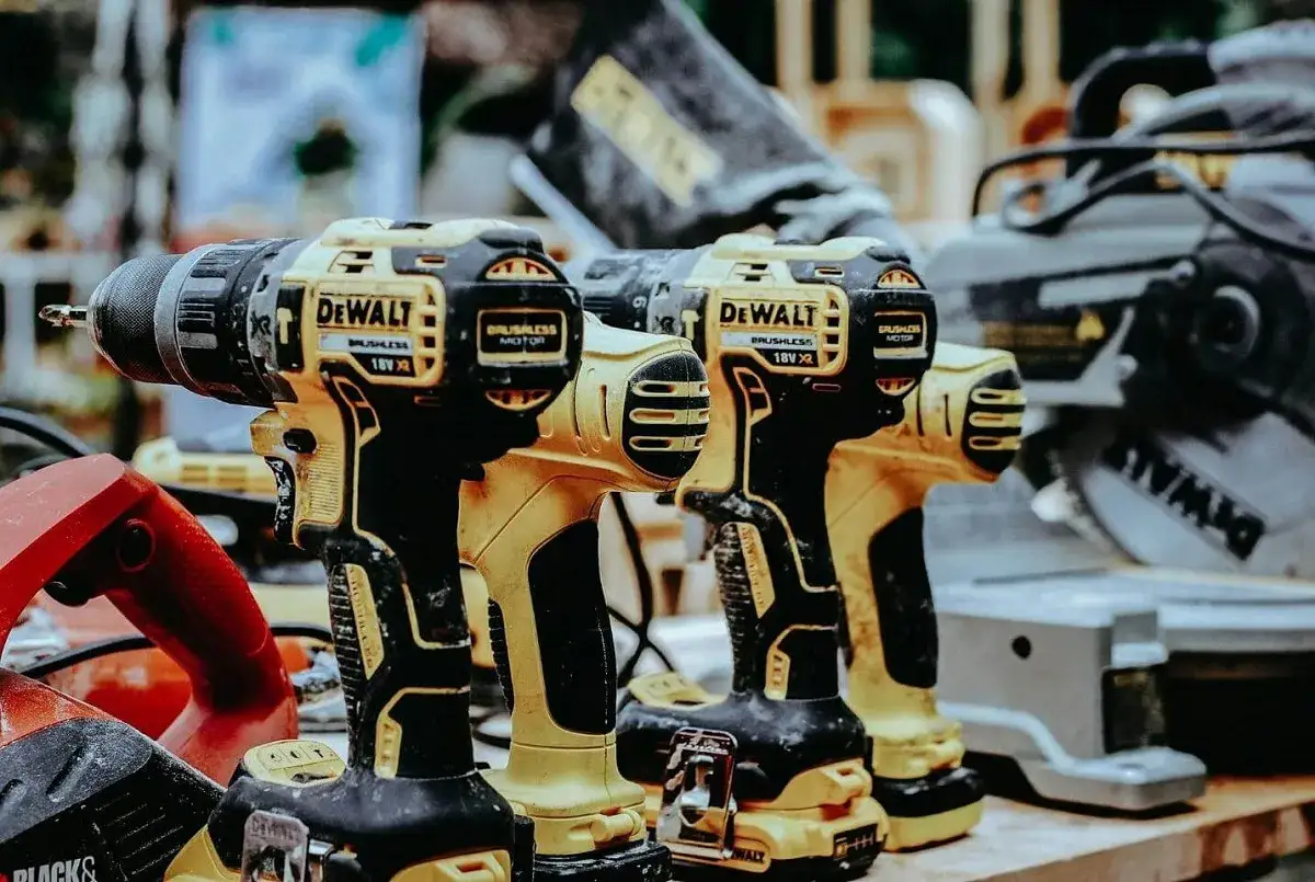 Variedad de tipos de herramientas eléctricas DeWalt, incluyendo taladros y una sierra ingletadora, listas para cualquier proyecto.