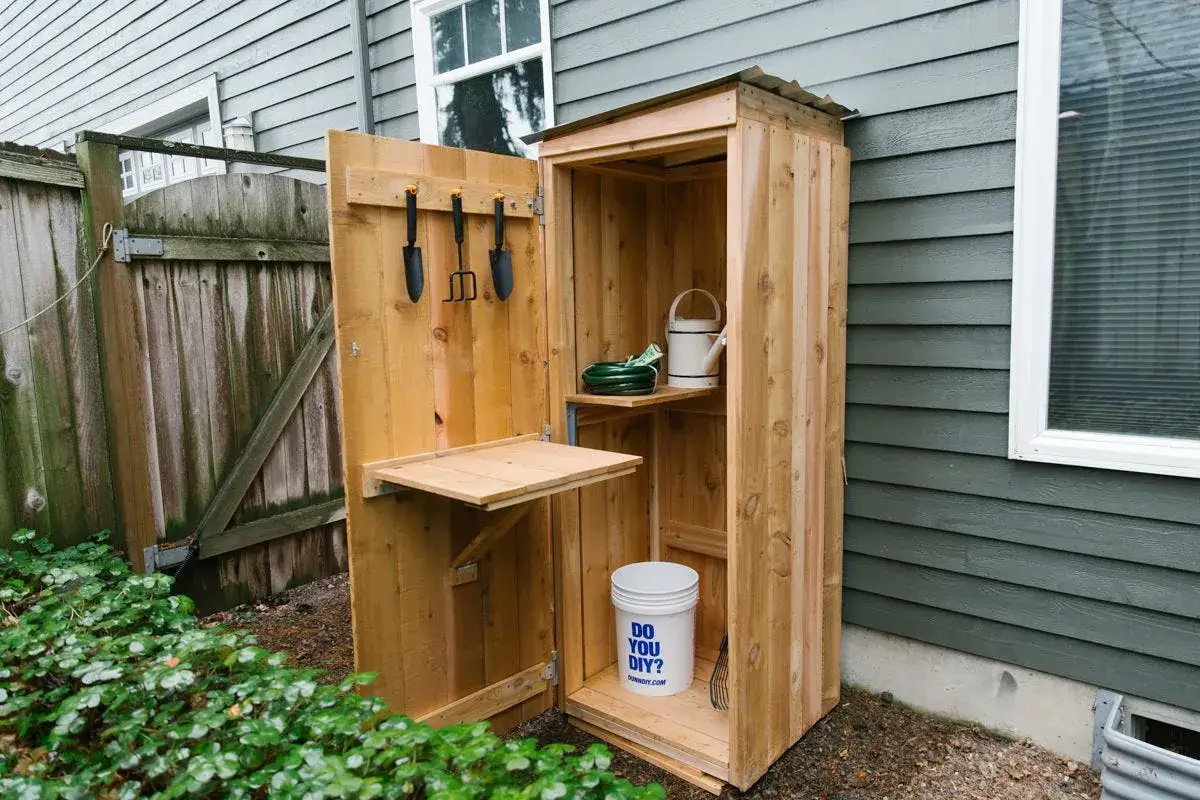 Armario de madera para exterior, ideal para guardar herramientas de jardiner&iacute;a. Aprende como hacer un armario de madera para exterior.