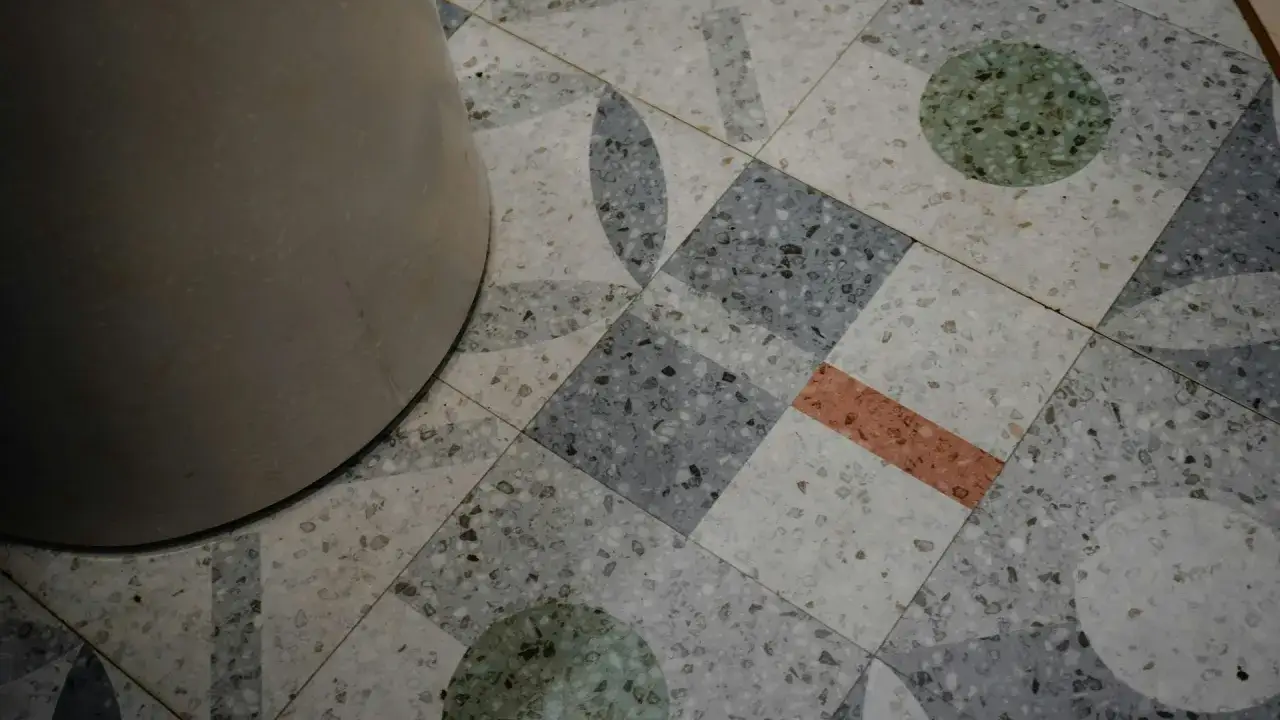 Detalles de un suelo de terrazo con diseño geométrico. Aprende como limpiar terrazo para mantener su brillo.