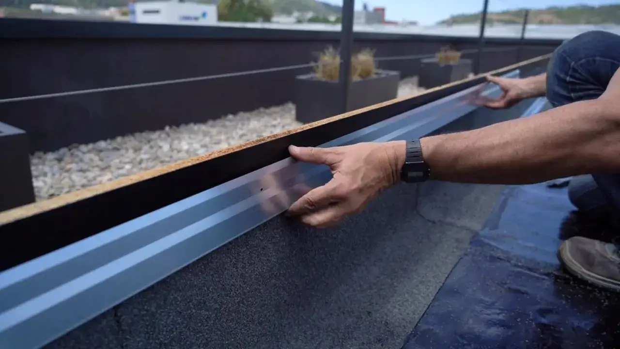 Instalación de perfil metálico en borde de tejado, parte del proceso de como poner tela asfaltica.