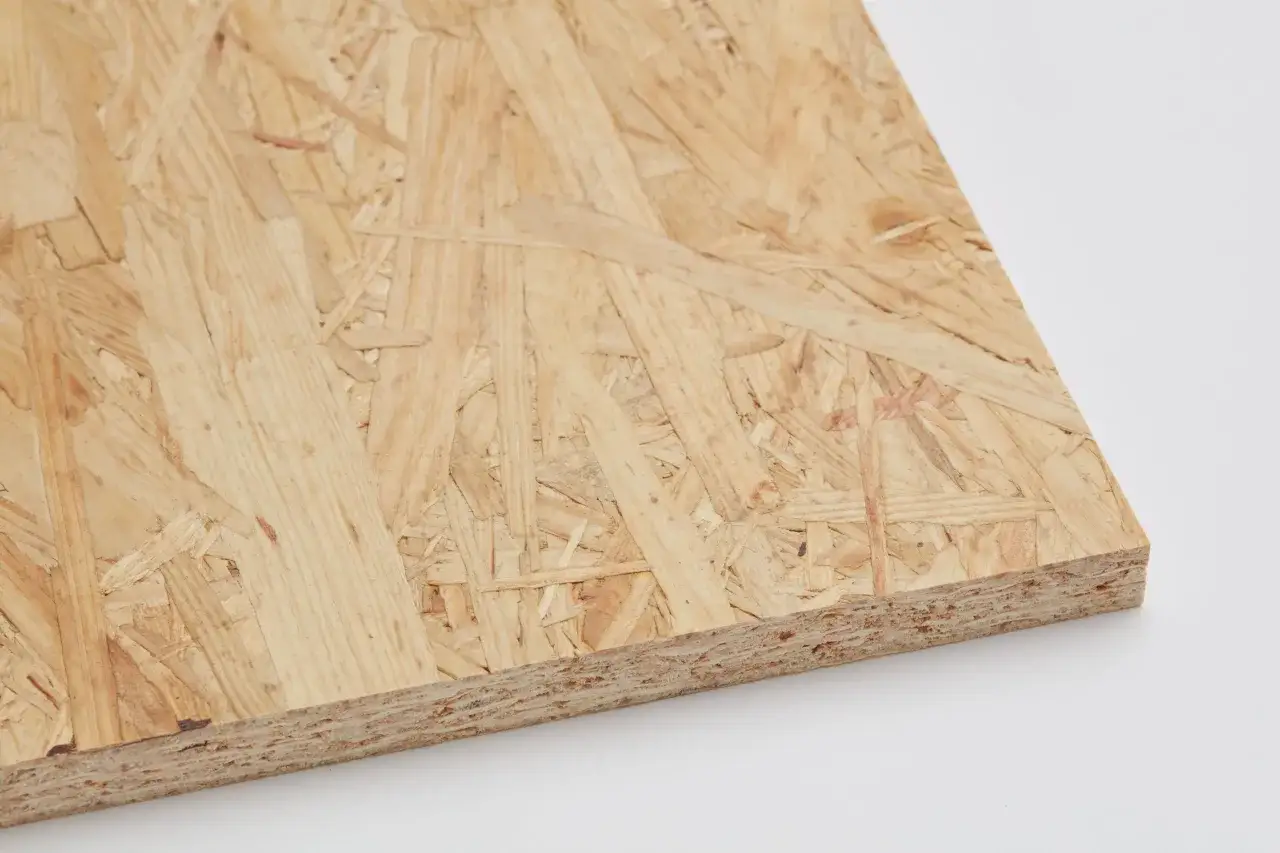 Placa de madera OSB, un material compuesto por virutas de madera prensadas. &iquest;Qu&eacute; es OSB? Es un tablero vers&aacute;til para construcci&oacute;n.
