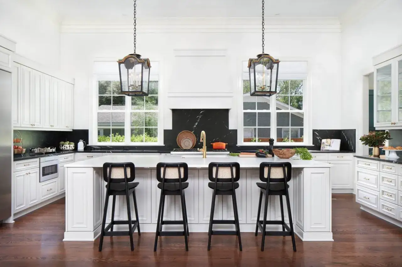 Cocina moderna con isla central y taburetes negros. La altura barra cocina es perfecta para desayunar o tomar algo.