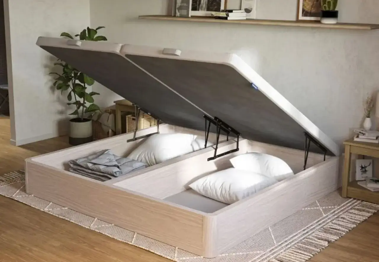 Un canapé con gran capacidad de almacenaje, ideal para guardar ropa de cama y almohadas.