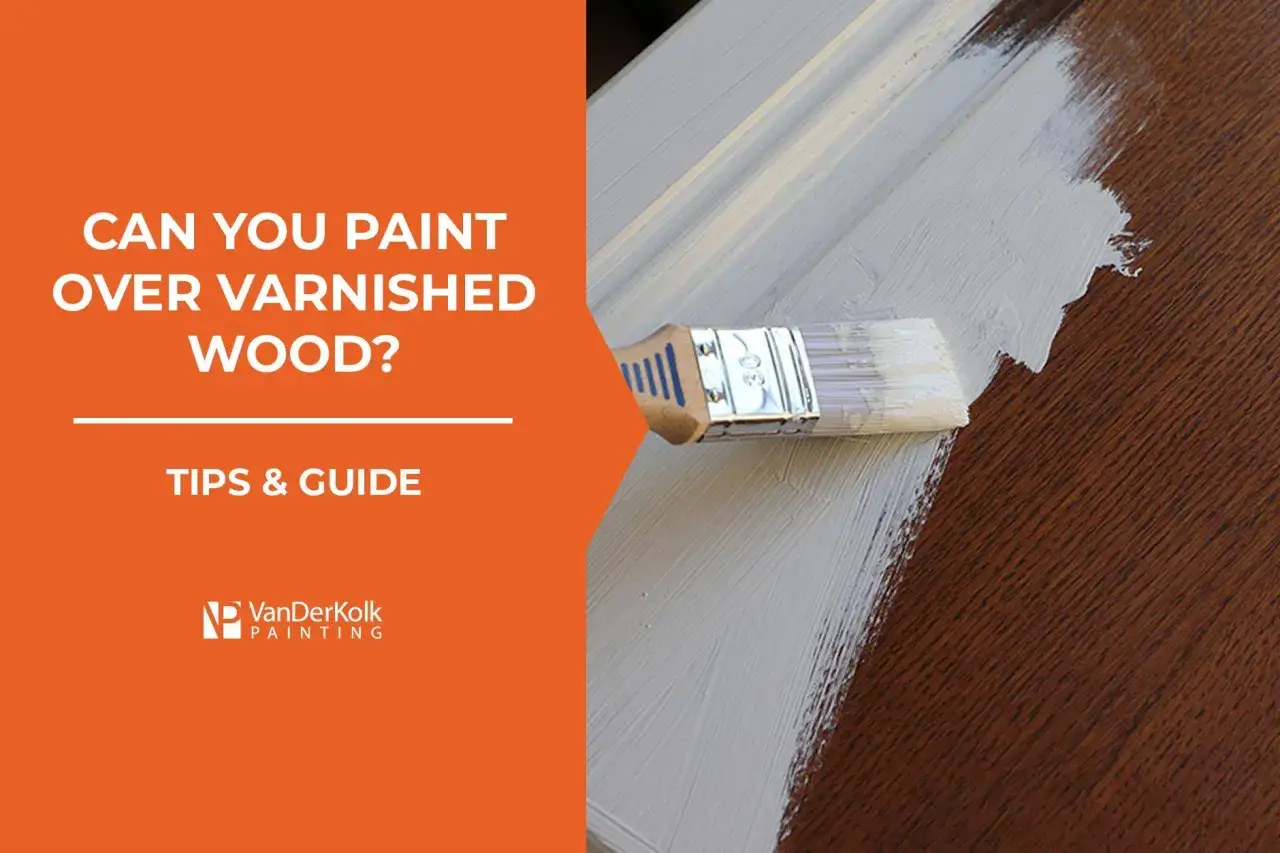 Pintar sobre barniz es posible. Brocha aplica pintura gris sobre madera barnizada.
