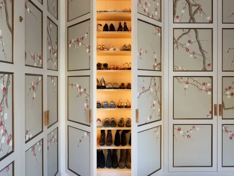 Armario con puertas decoradas con ramas de cerezo en flor. Unas ideas para decorar tu armario por fuera que inspiran calma y belleza.